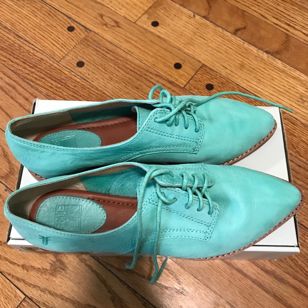 Frye DELIA OXFORD IN MINT
Size 9med